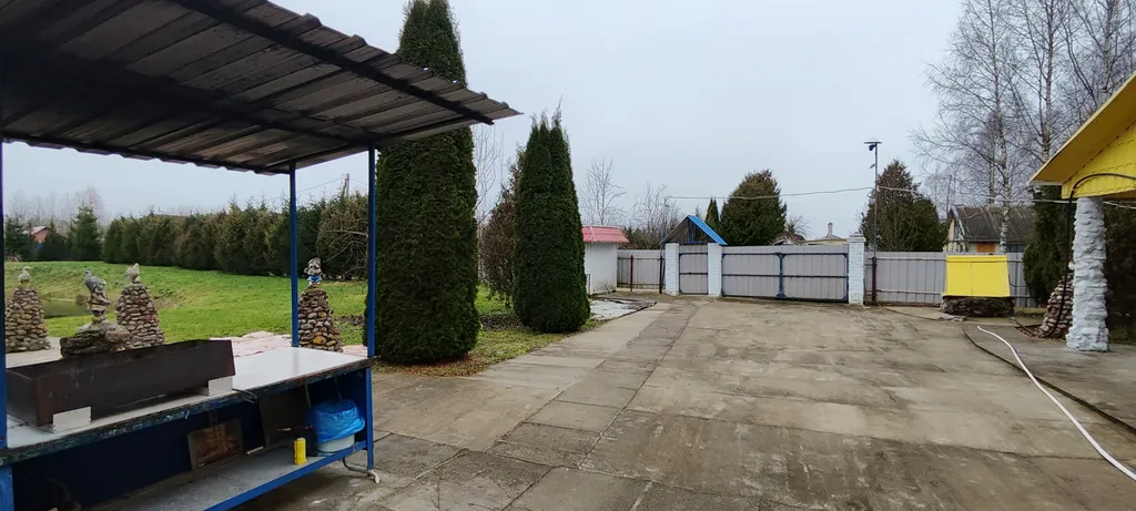 Уединенная дача с прудом и баней у Псковского озера