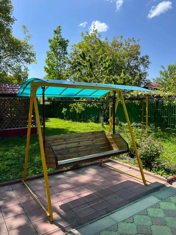 Уютный дом с бассейном, верандой и садом