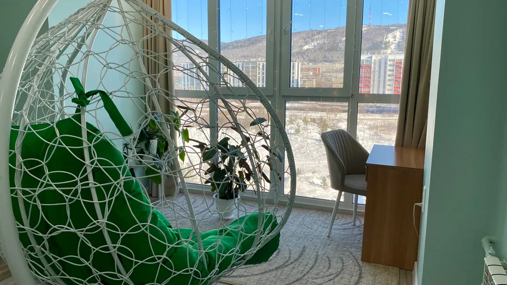 Ваш оазис спокойствия с видом на реку и горы в центре городской жизни