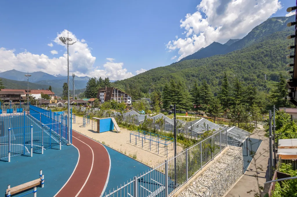 Дом у сквера в центре Поляны