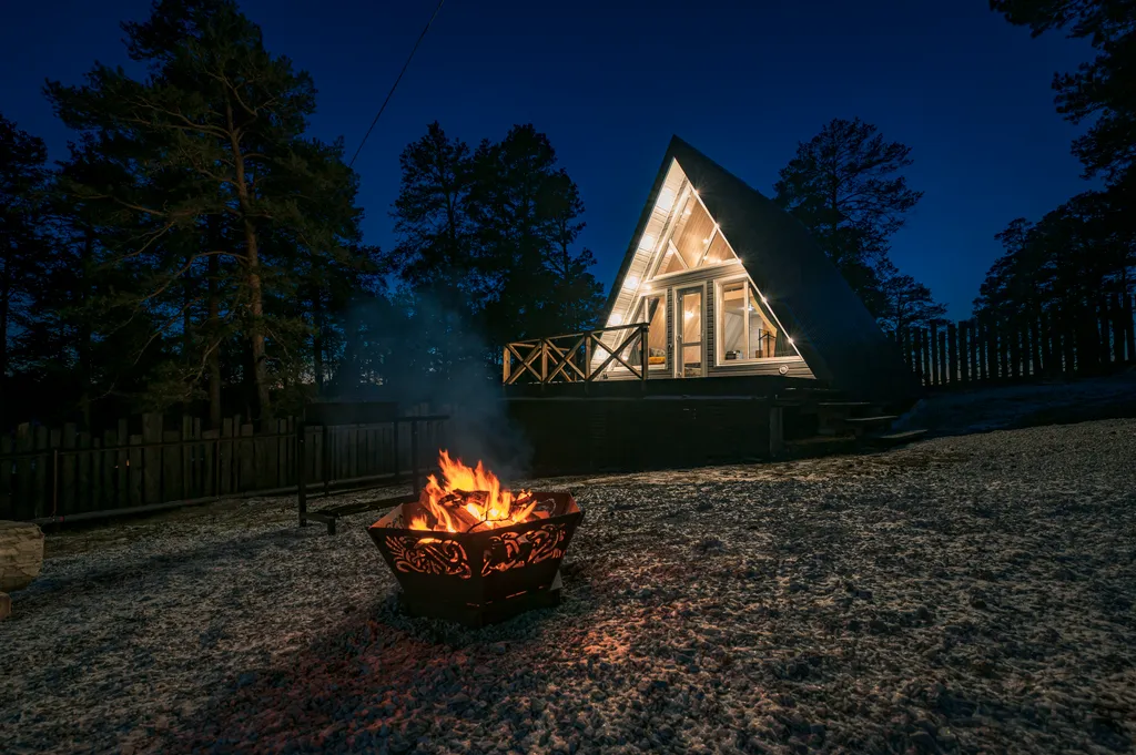 Уютный дом-шалаш в сосновом лесу