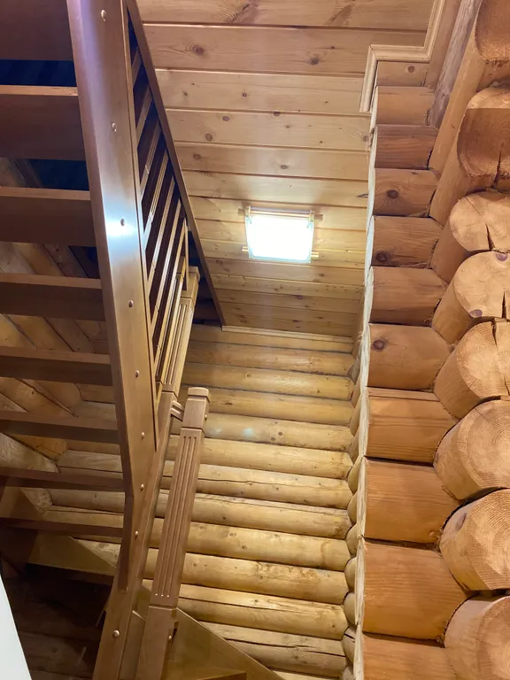 Двухэтажный дом из сруба в живописном месте