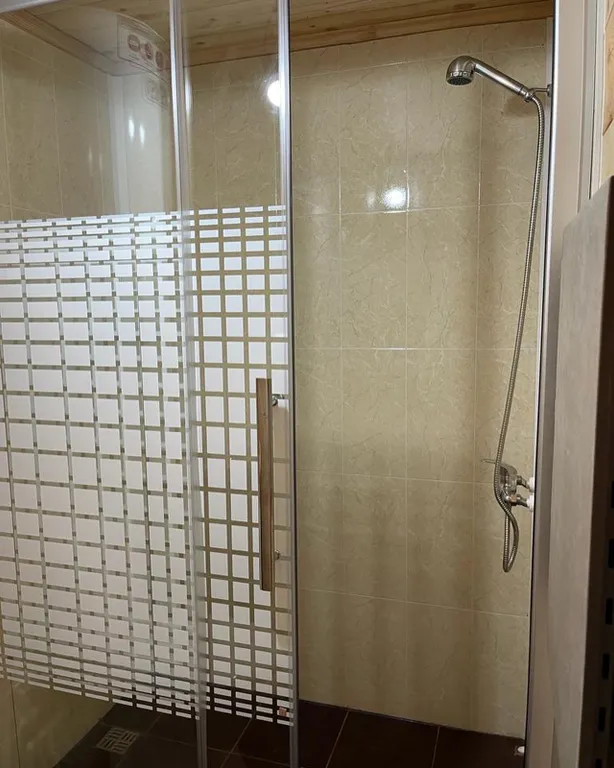 Домики-шале с видом на сосновый лес