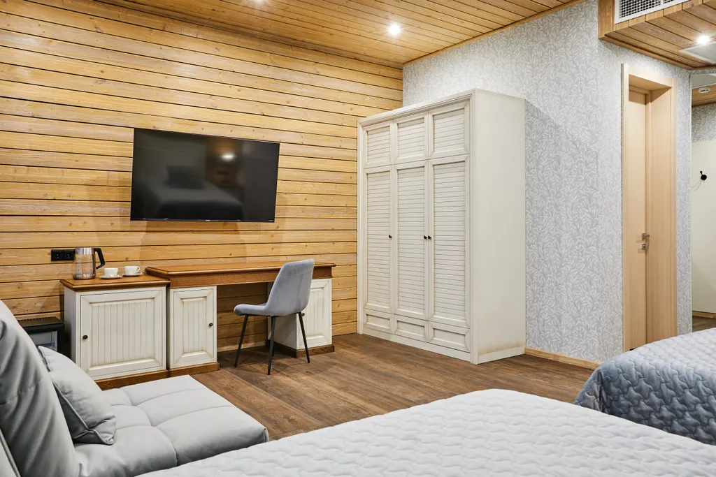 Улучшенный трехместный номер с раздельными кроватями и видом на озеро