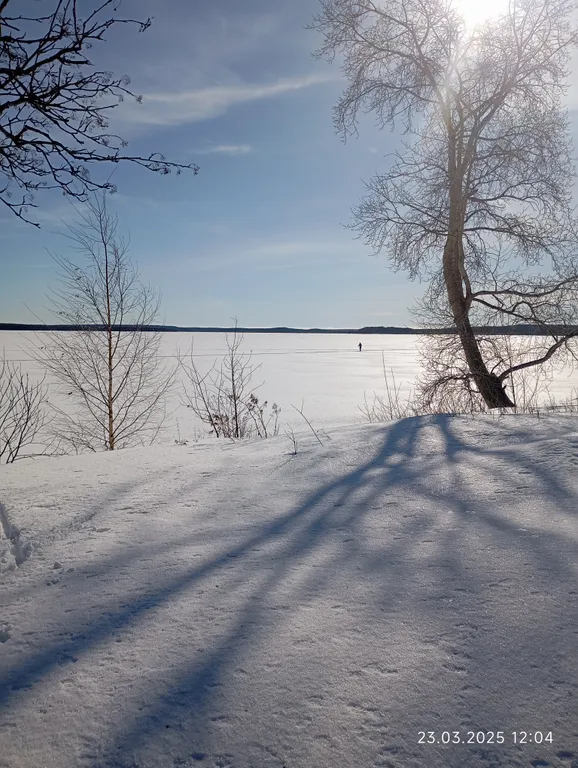 Благоустроенный дом на берегу с баней и катером