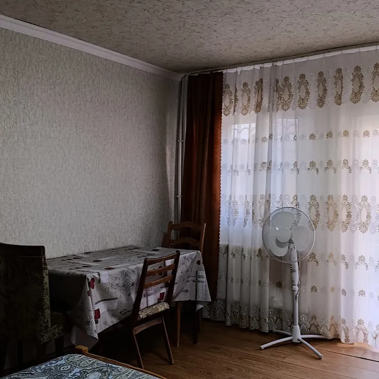 Трехместная комната с телевизором и холодильником в частном доме