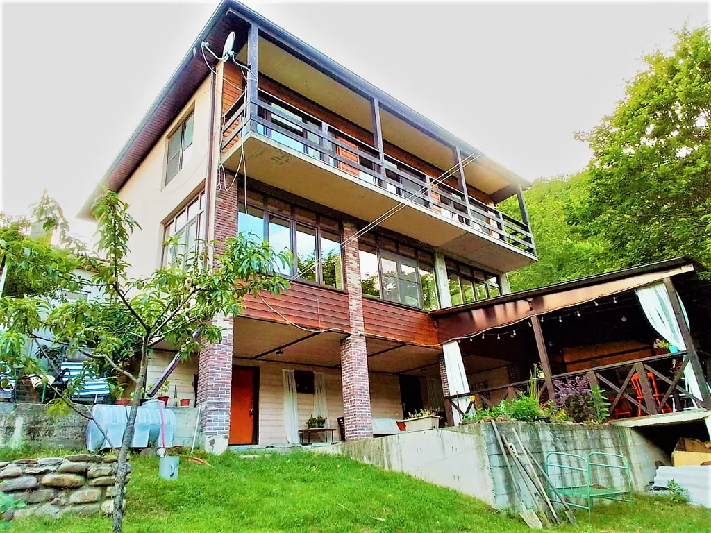 Дом в горах с видом на реку