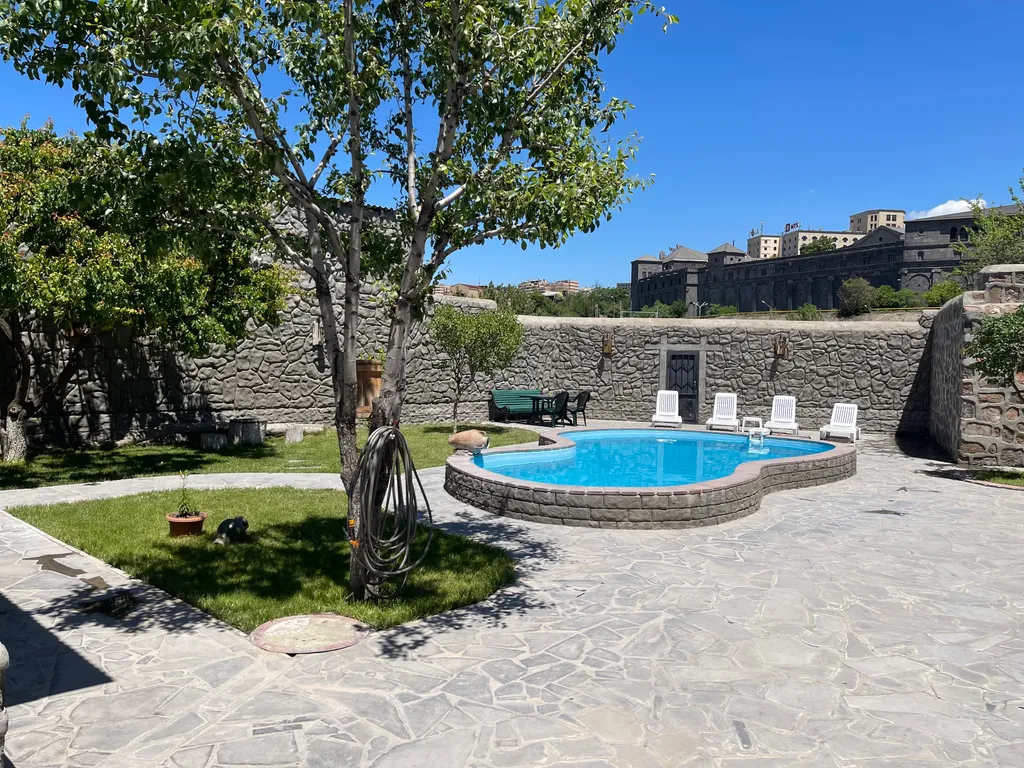 Коттедж Шикарный дом в центре с бассейном — аренда посуточно в Ереван