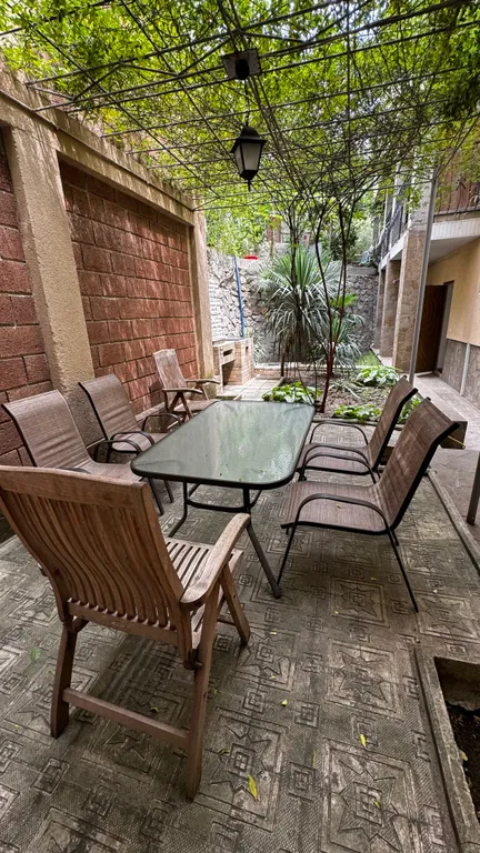 Коттедж с двориком и гаражом