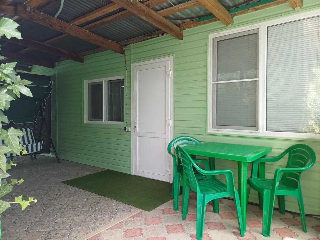 Домик со своей кухней и беседкой