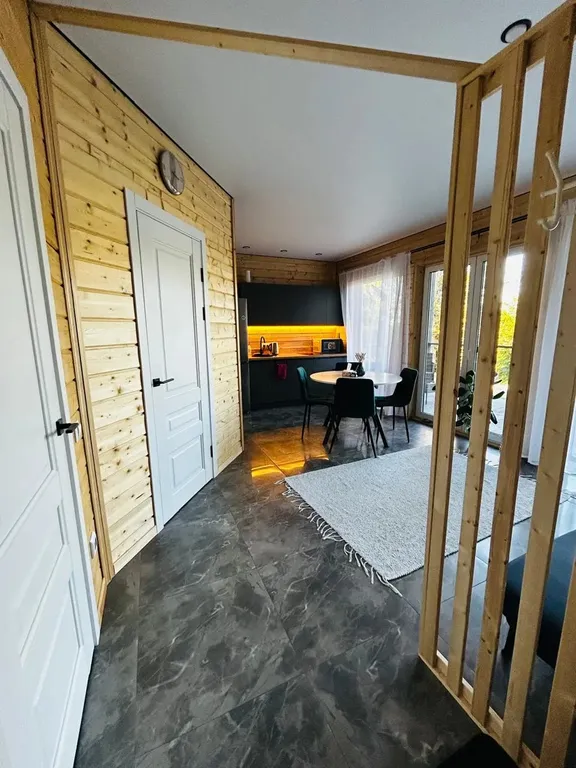 Тихий домик у леса и озера