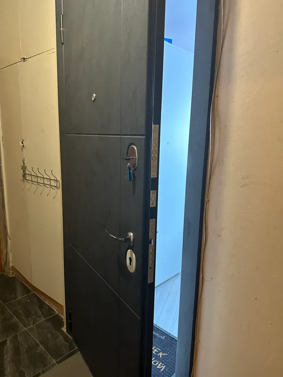 Уютная приятная комната с видом на город