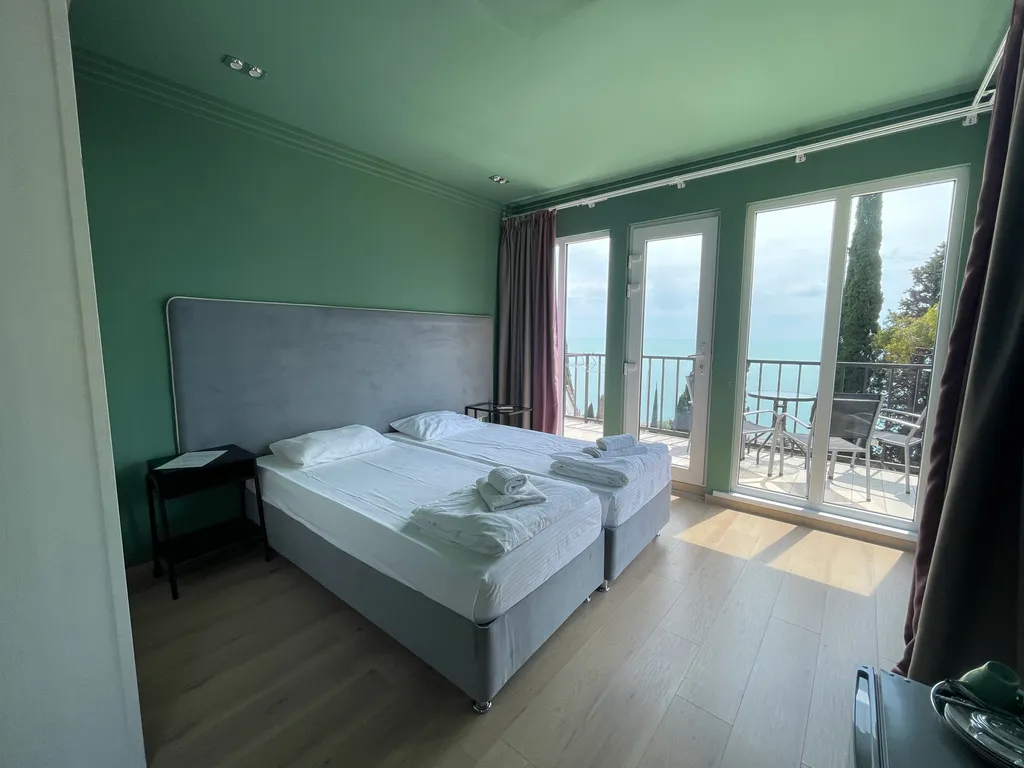 Двухкомнатный четырехместный номер с видом на море