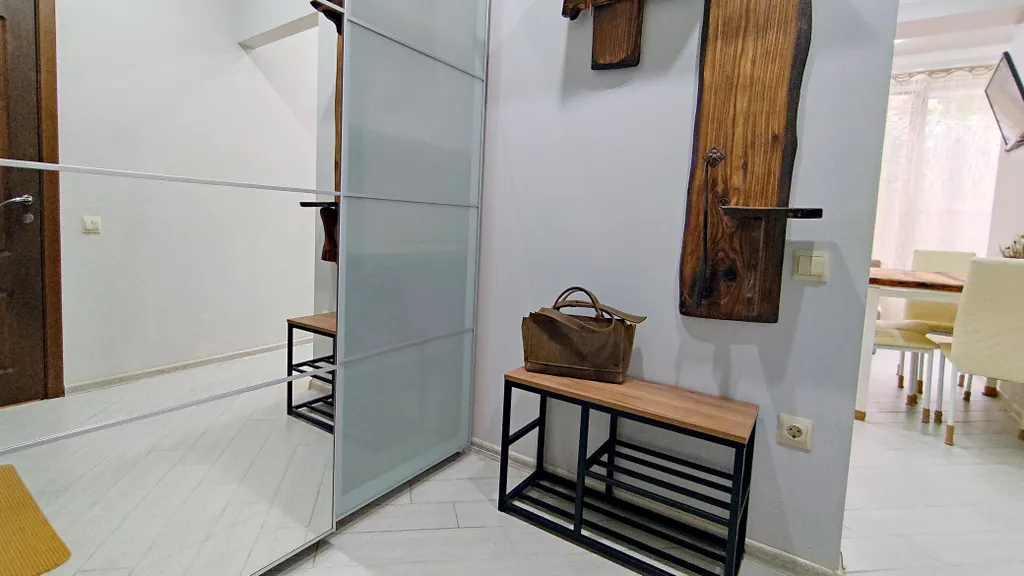 Идеально расположенный комфортный апартамент со спальней. Большие окна