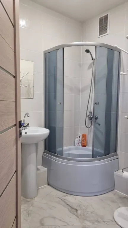 В центре города уютная квартира с современным интерьером