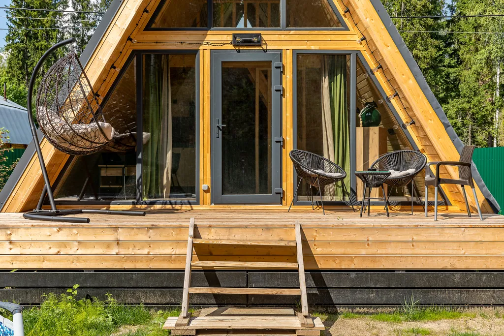 Дом шалаш в окружении леса рядом с озером