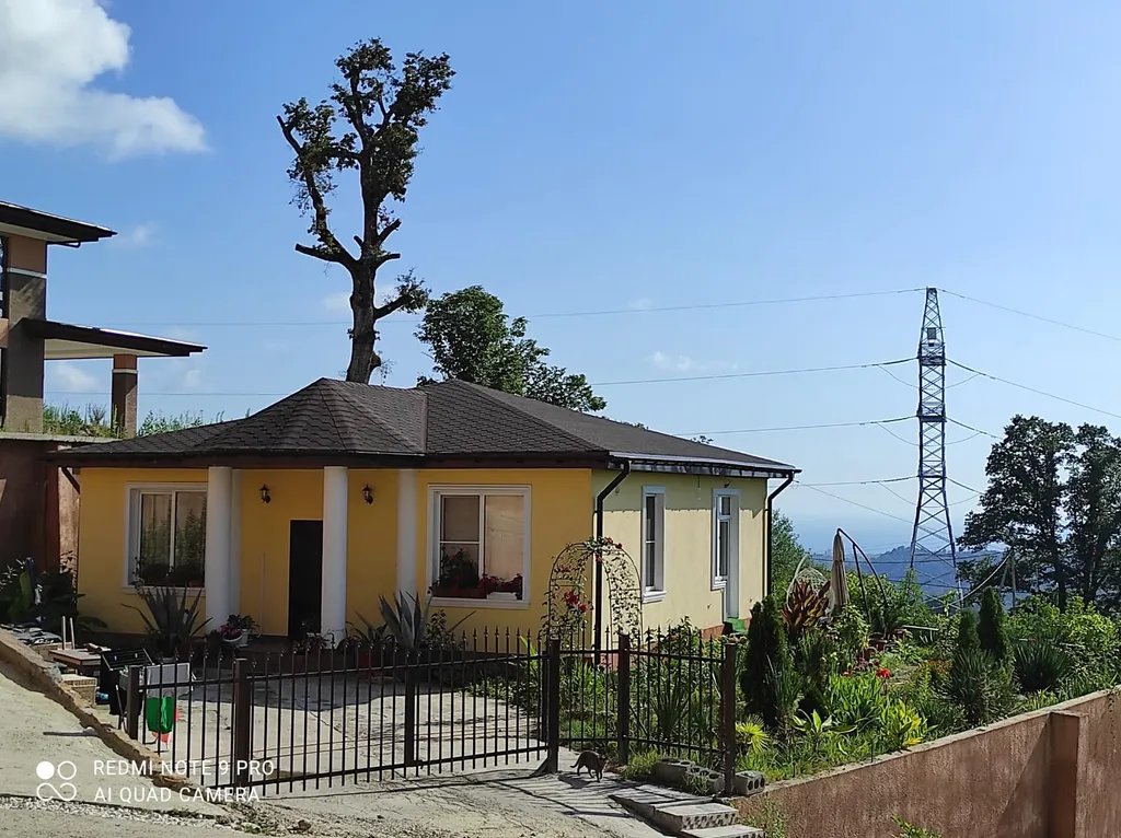 Просторный дом с райским садом на вершине холма с супер видами