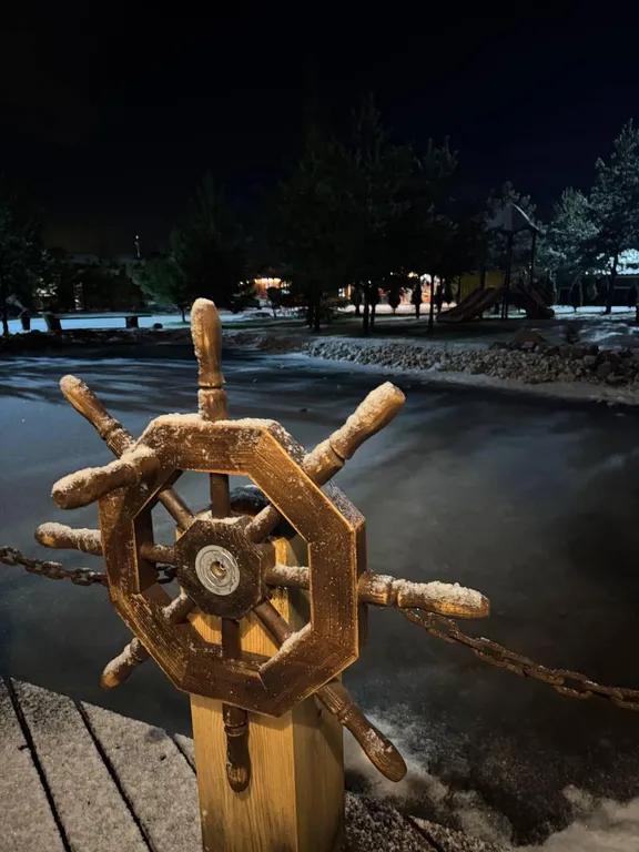 Дом у пруда с пляжем