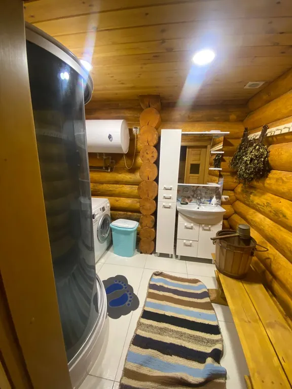 Дом на берегу реки с баней