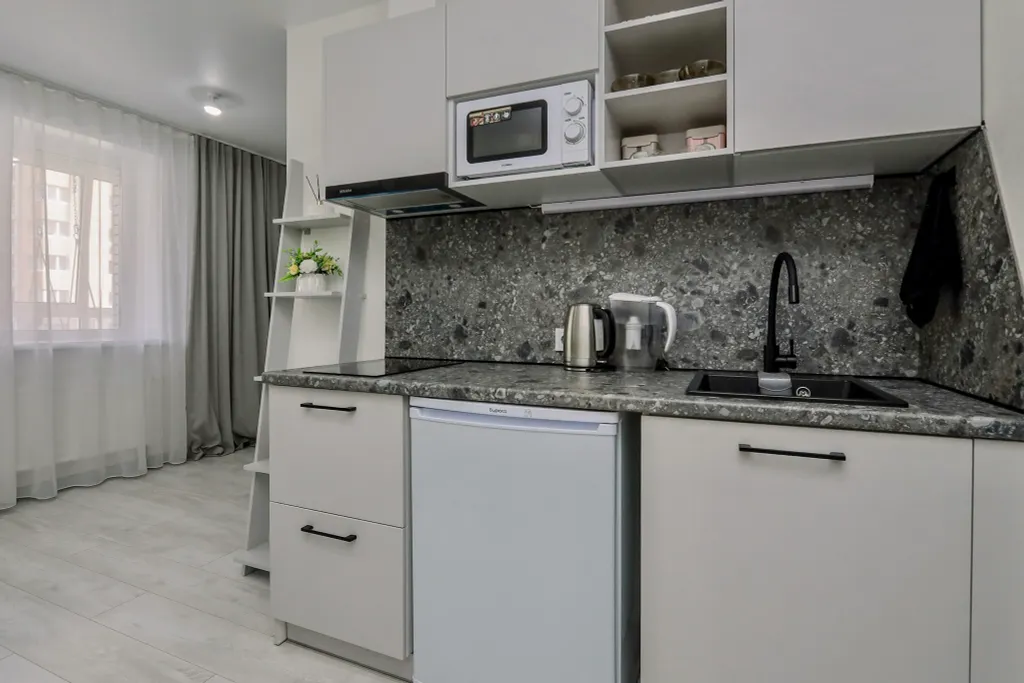 Очaровaтельнaя cтудия с уютными качелями на бaлконe