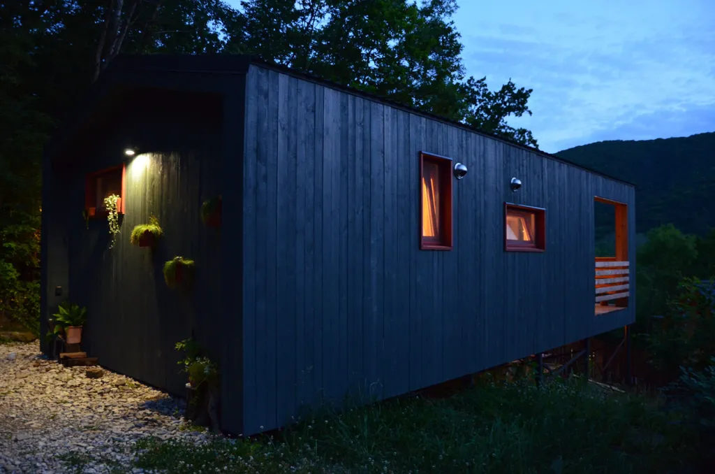 Дом на краю леса с видом на горы