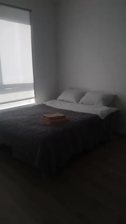 Студия с видом на завораживащие огни города