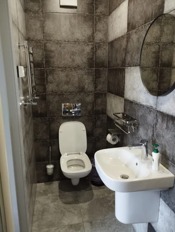 Комната с панорамным окном в центре Агоя