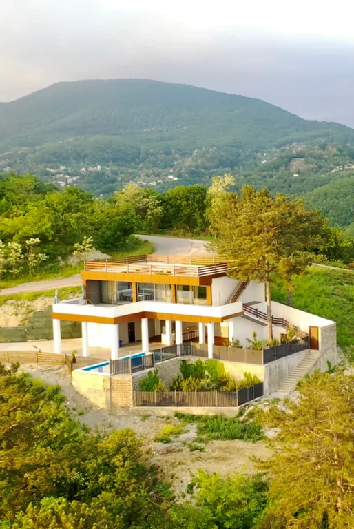 Gide villa посреди леса с видом на море