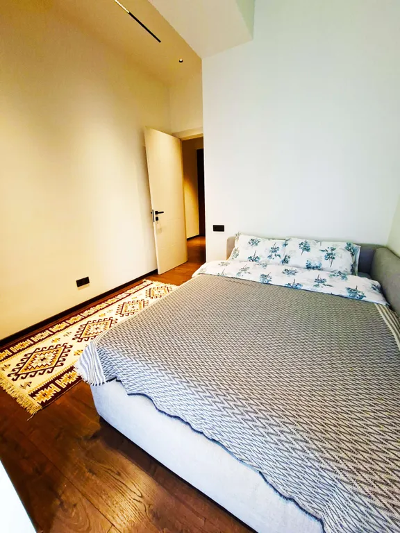 Трёхкомнатная квартира в центре Тбилиси с балконом, вид во двор