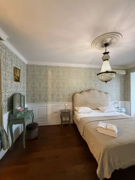 Квартира с видом на горы, город и храм Святого Георгия от Juls Apart