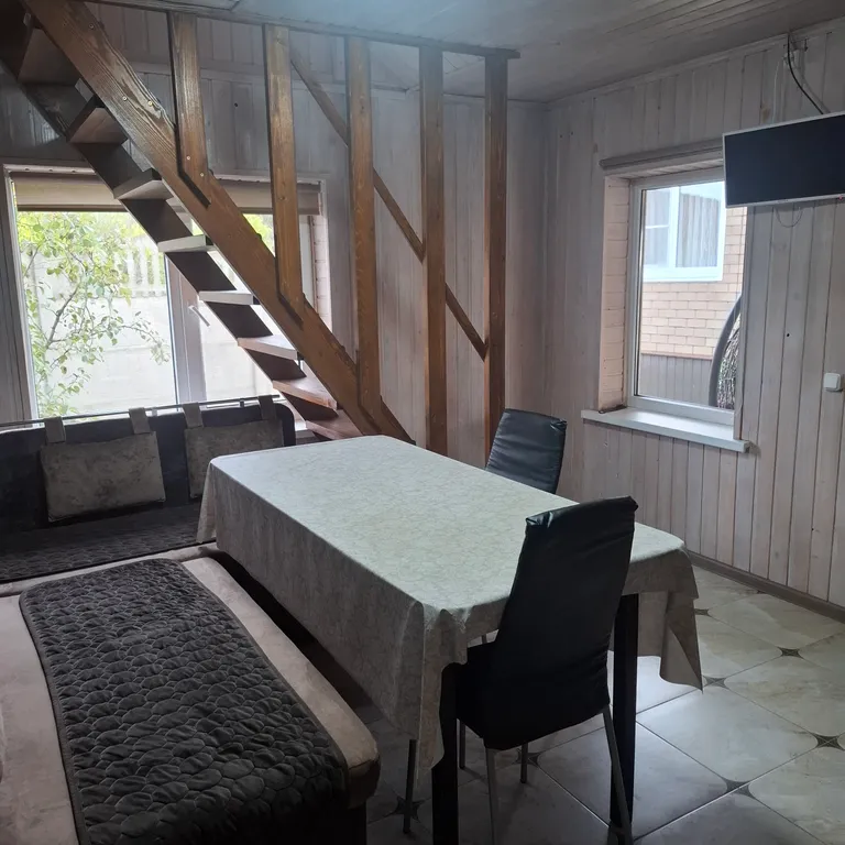 Домик у реки Дах с видом на горы