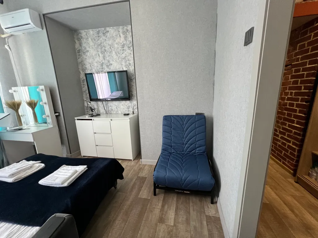 Уютный лофт с историческим балконом на главной улице