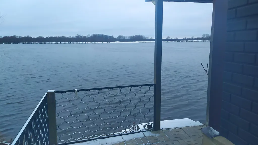 Дом на берегу реки