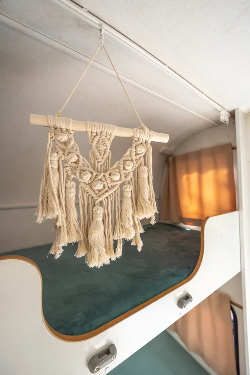 Семейный автодом возле озера