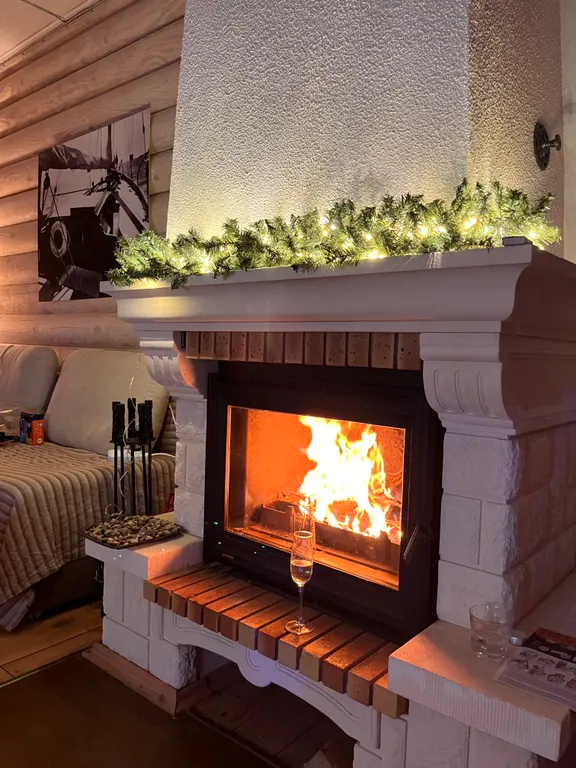 Коттедж Атмосферный дом из бревна с камином и сауной у водохранилища — Маслово