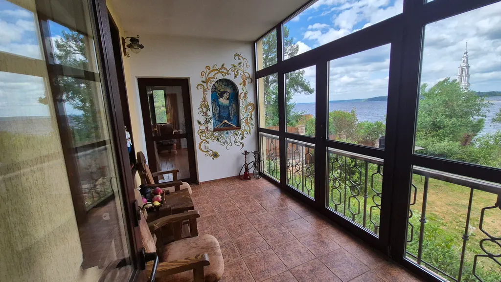 Дом на берегу волги, с видом на затопленную колокольню