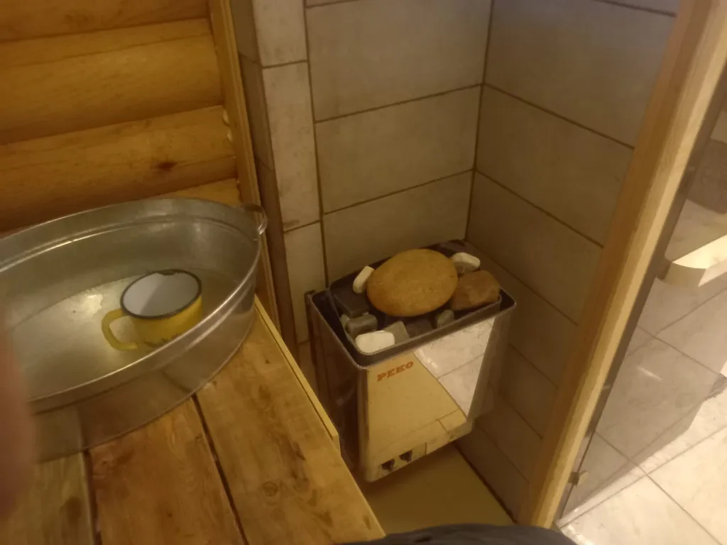 Дом с баней в лесу возле храма и озера