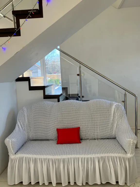 Трехэтажный коттедж с бассейном на берегу Волги