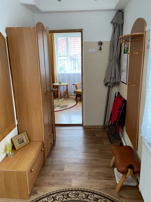 Дом с яблоневым садом на побережье