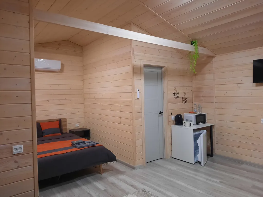 Уютный четырехместный Домик де-люкс с двухспальной кроватью