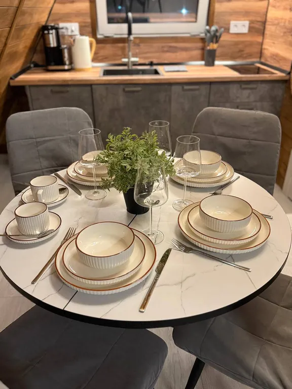 Уютный афрейм в березовом лесу