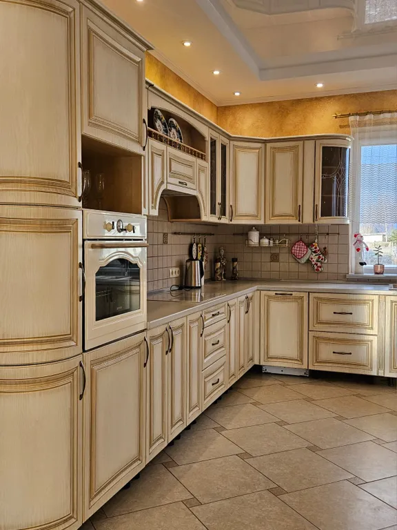 Уютный новый 3 этажный 10-комнатный гостeвoй дом с баней и прудом