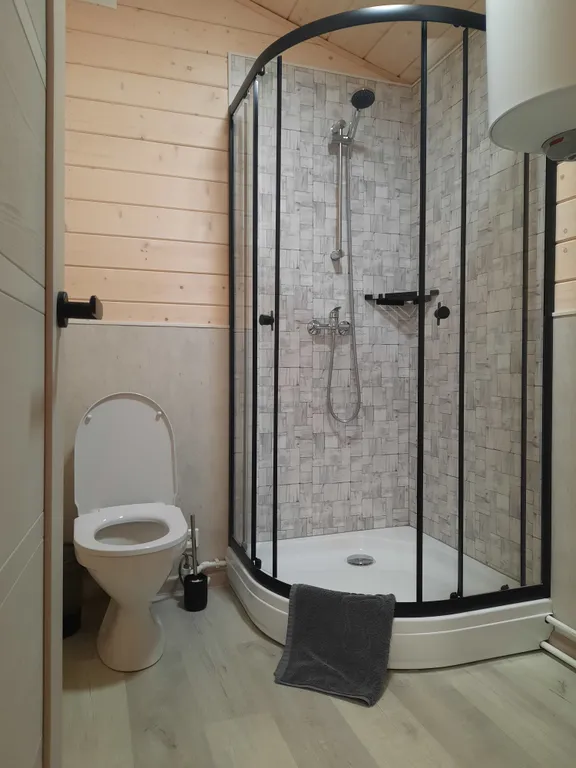 Уютный четырехместный Домик де-люкс с отдельными кроватями