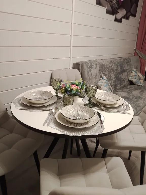 Двухкомнатный дом у лесной полосы