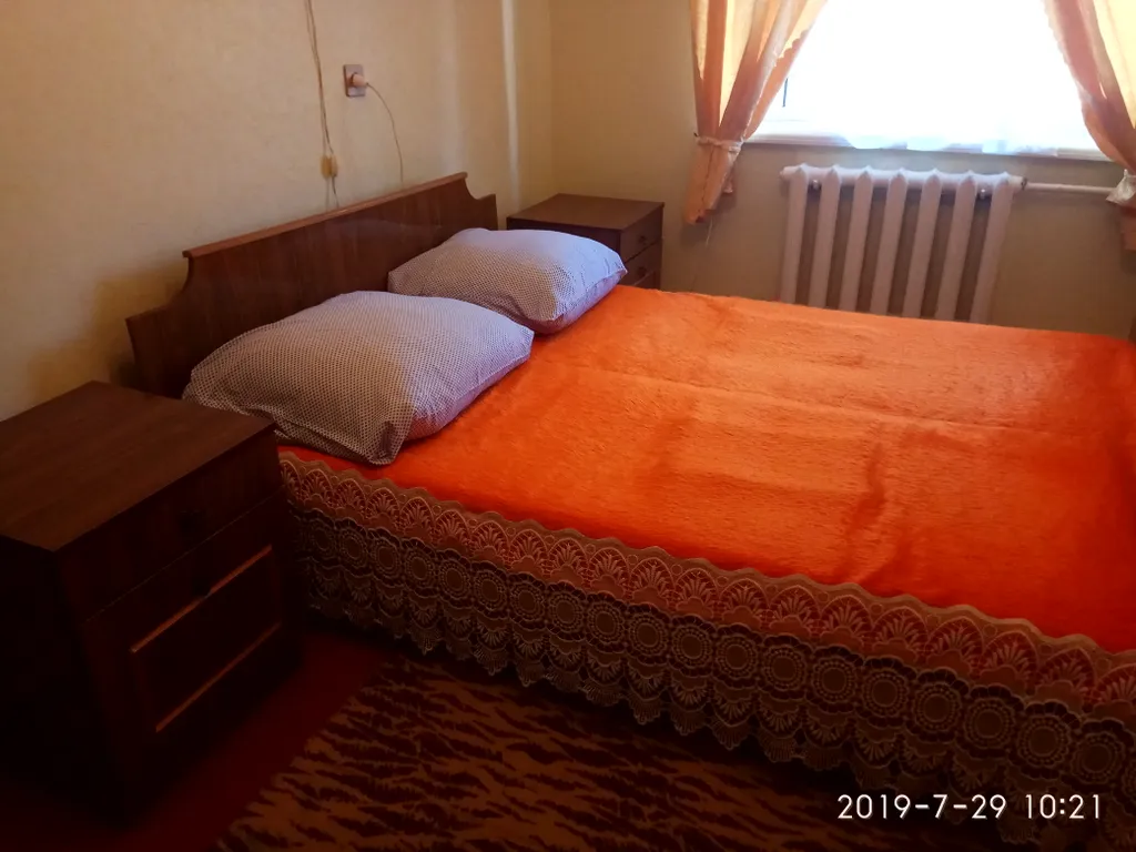 Светлая комната с видом на осенний сад