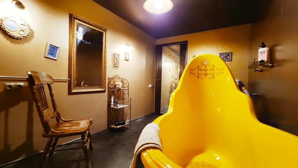 Квартира Коко Шанель с жёлтой ванной на львиных ножках