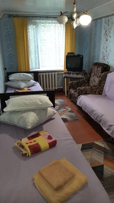 Очень,  очень тёплая квартира и тихая улица.