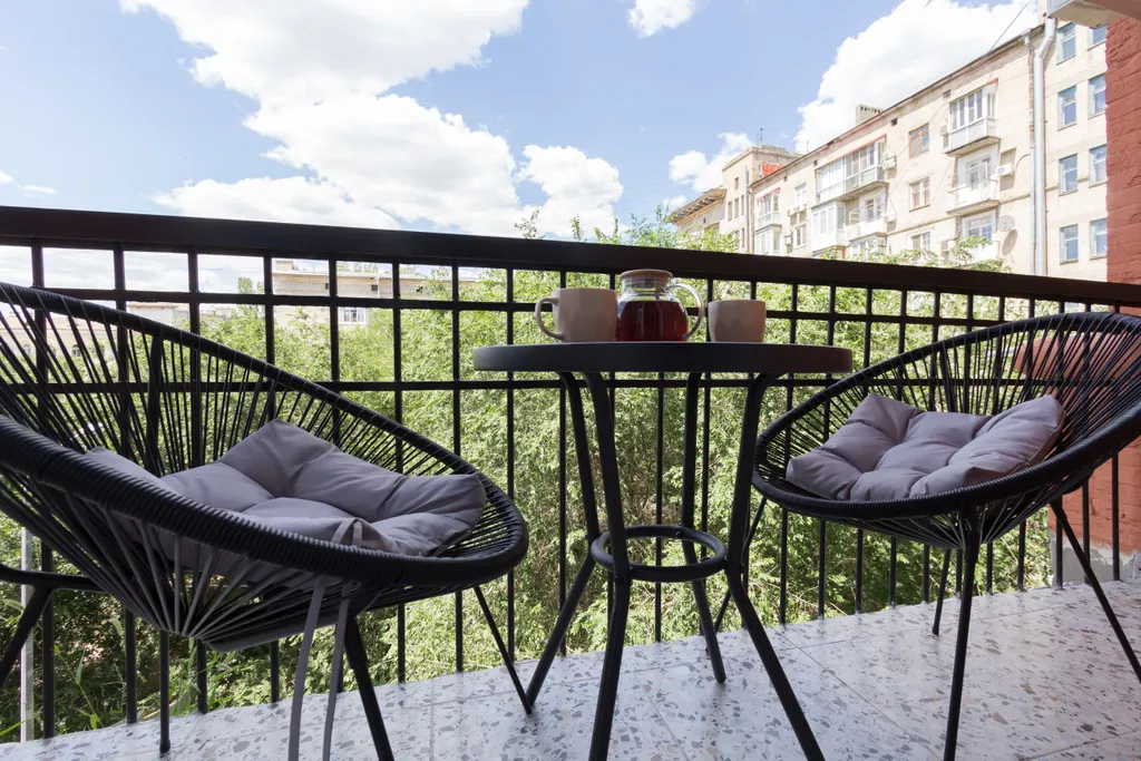 Величественная сталинка на набережной вокруг достопримечательностей