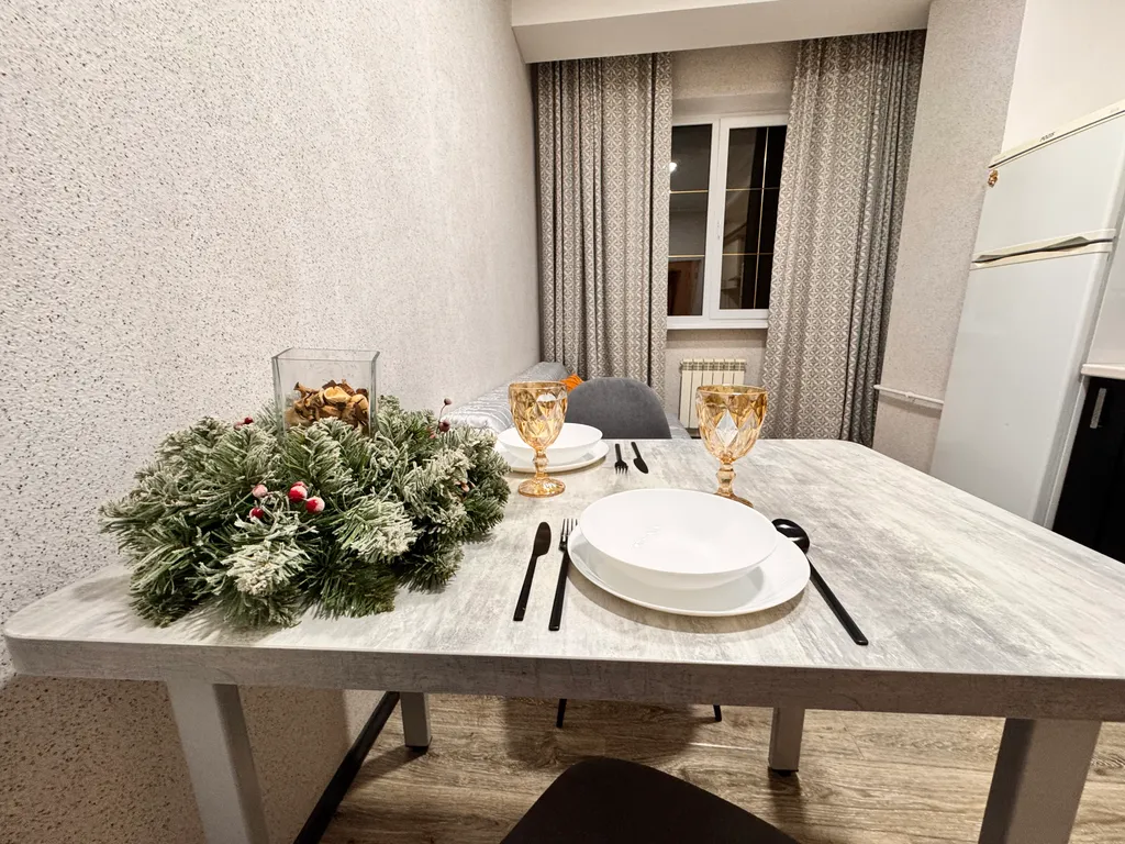 Закрытая территория парковка возле театральной площади и входа в парк