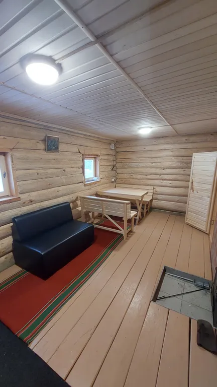 Домик в окружении гор